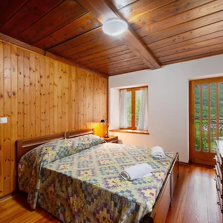Lueisch Ketschu Near Gressoney Апартаменты Issime